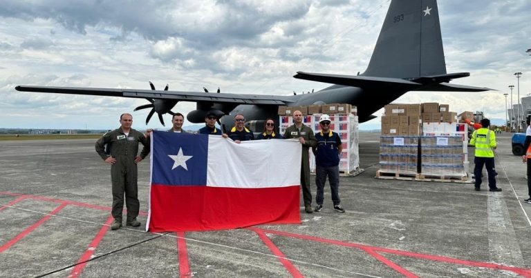 Avión de Fuerza Aérea Chilena aterriza en Colombia con ayuda humanitaria tras terremoto 7,4