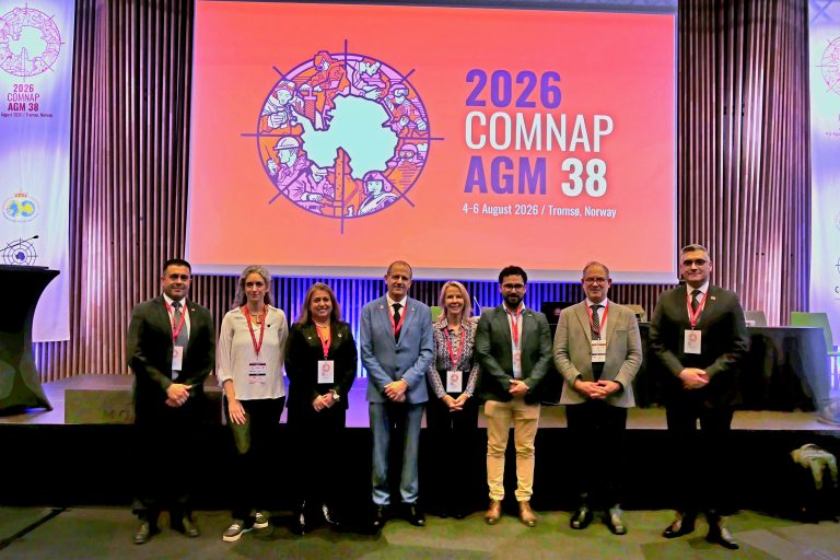 Chile consolida su liderazgo en la Antártica durante reunión internacional de COMNAP