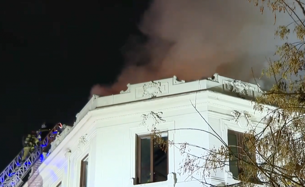 Grave incendio en emblemático edificio de Barrio Brasil: Reportan viviendas y locales afectados tras siniestro