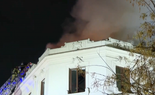 Grave incendio en emblemático edificio de Barrio Brasil: Reportan viviendas y locales afectados tras siniestro