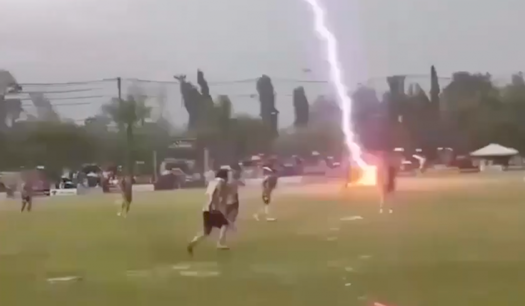 Luto en el fútbol: Jugador muere tras ser alcanzado por un rayo en pleno partido