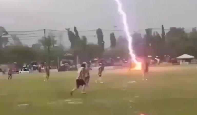 Luto en el fútbol: Jugador muere tras ser alcanzado por un rayo en pleno partido
