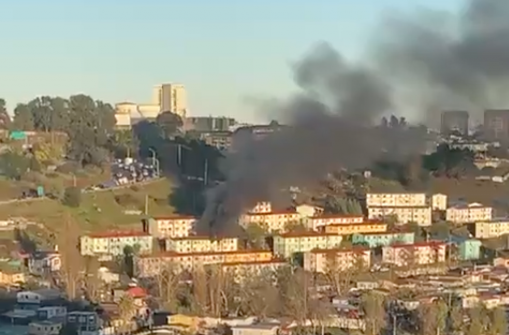 Grave incendio en edificio de Viña del Mar: Emergencia provoca gigantesca columna de humo
