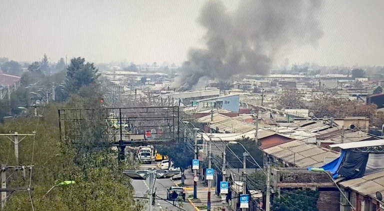 Incendio de viviendas provoca enorme columna de humo en La Pintana