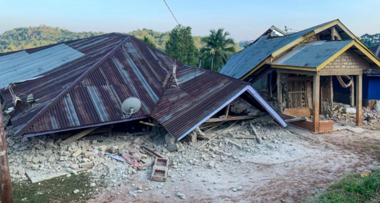 Terremoto en Indonesia deja casi 70 muertos y cientos de desaparecidos