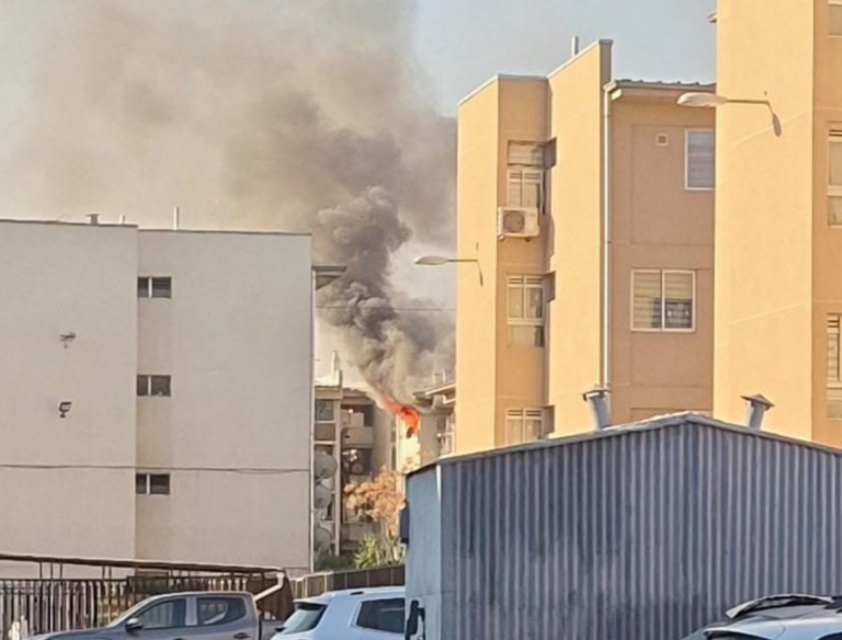 Incendio en departamento provoca gigantesca columna de humo en San Bernardo