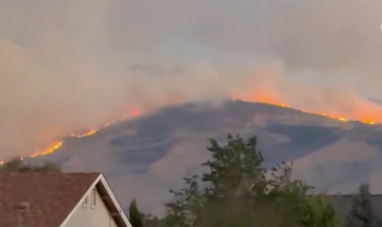 Más de 40 mil personas son evacuadas por incendio forestal en Estados Unidos
