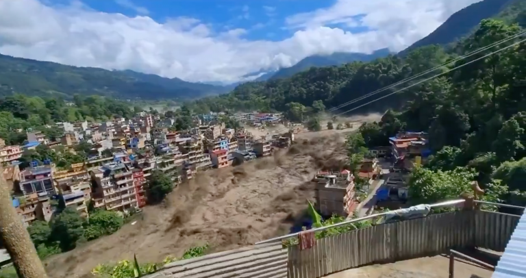 Al menos 16 muertos y casi 400 desaparecidos en Nepal tras devastadora inundación