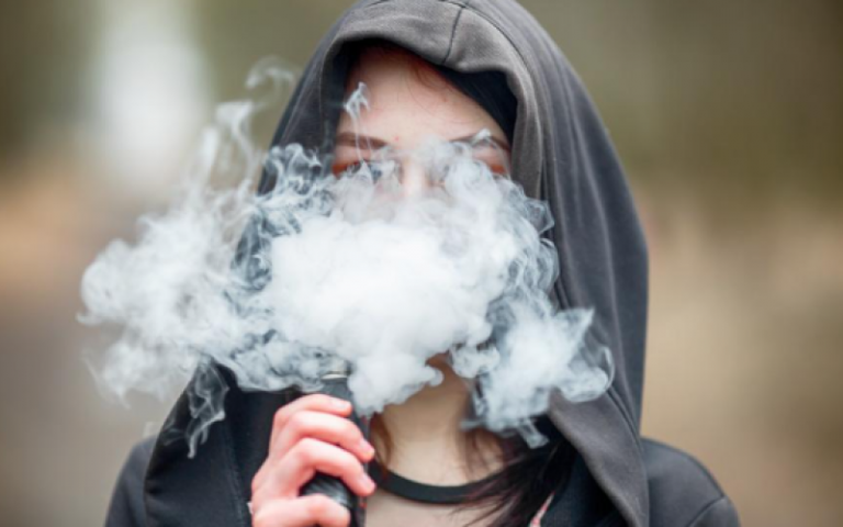 Alertan por auge del vapeo en adolescentes: “Es una puerta de entrada al tabaquismo”