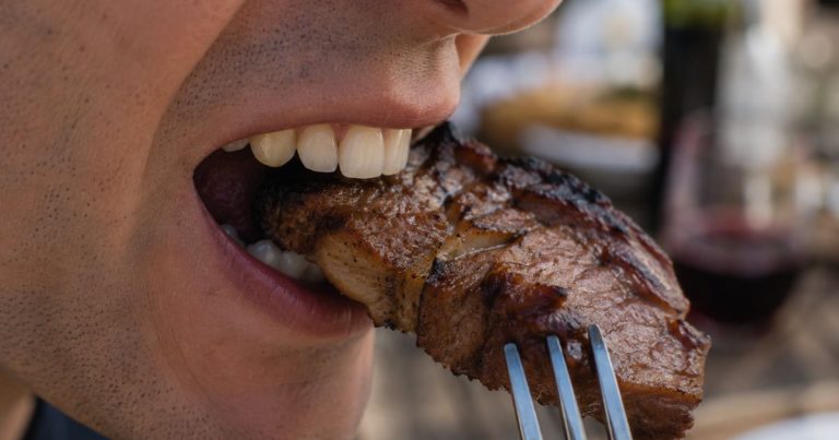 Fiestas Patrias: la señal al comer un asado que podría advertir un problema en tu mordida