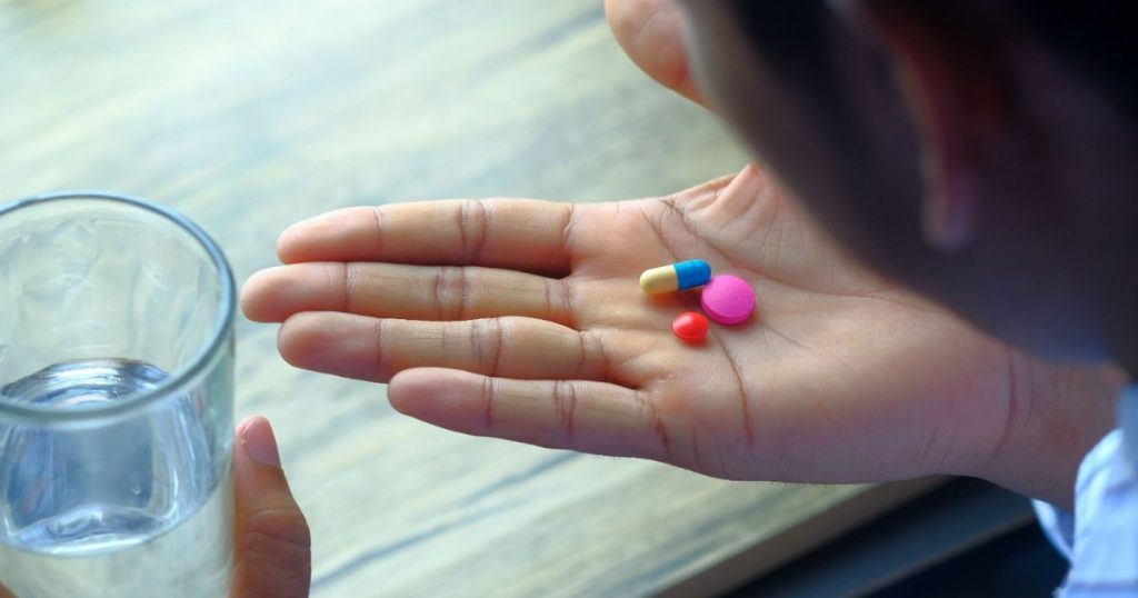 ¿Tomas tus medicamentos con café o leche? Experta advierte por qué deberías tener cuidado
