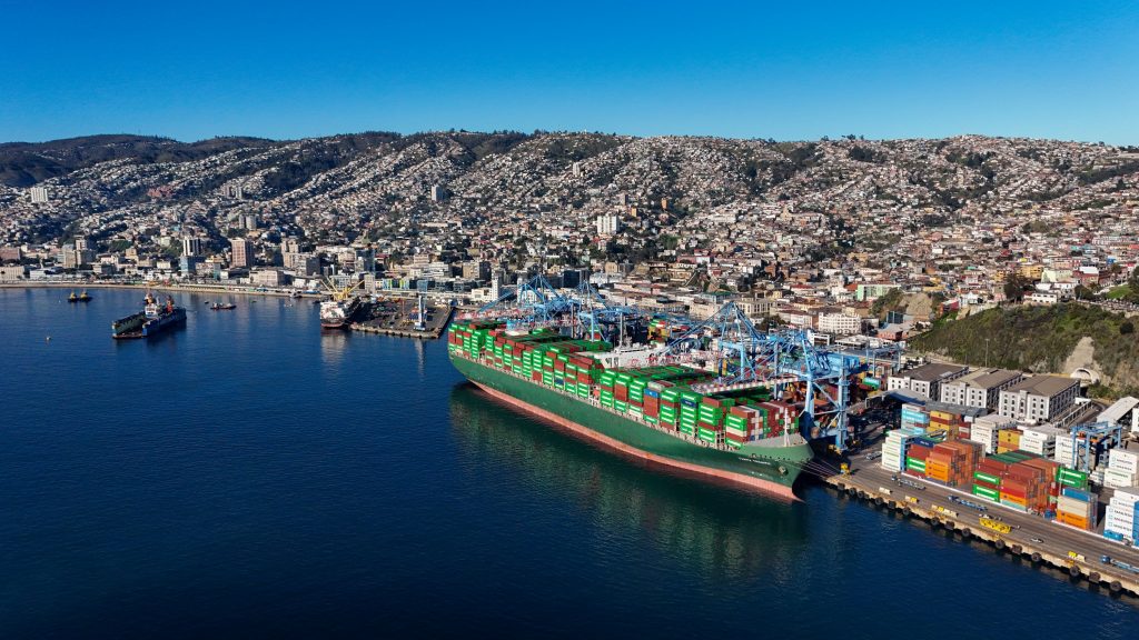 Puerto Valparaíso recibe a uno de los buques de mayor tamaño que han arribado al país