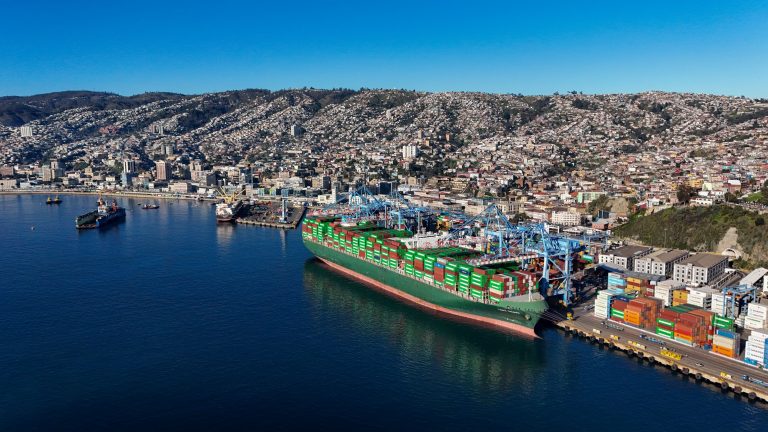 Puerto Valparaíso recibe a uno de los buques de mayor tamaño que han arribado al país