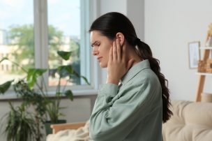 No solo es escuchar menos: estas son las inesperadas señales que pueden revelar una pérdida auditiva