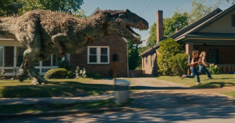 “El Final de la Calle Oak” llega al cine: Anne Hathaway y Ewan McGregor enfrentan un mundo de dinosaurios