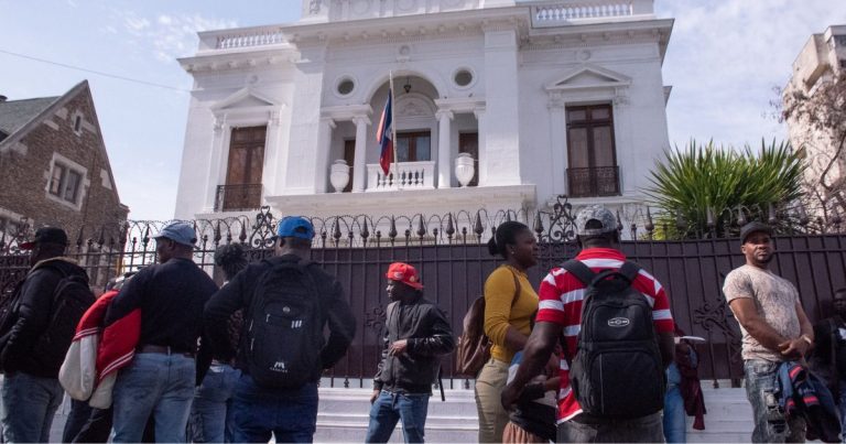 Manifestantes irrumpen en embajada de Haití en Santiago: Acusan demora en trámites y pagos para acelerar procesos