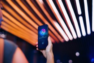 Estudio revela cómo los chilenos usan la inteligencia artificial para sus finanzas, trabajo y decisiones diarias