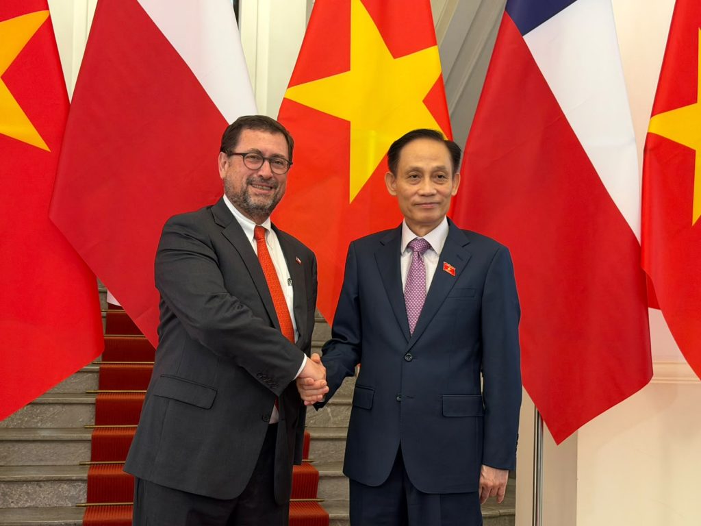 Ministro de Relaciones Exteriores inicia visita a Vietnam y se reúne con canciller: “Estamos preparados para avanzar en una alianza más integral”