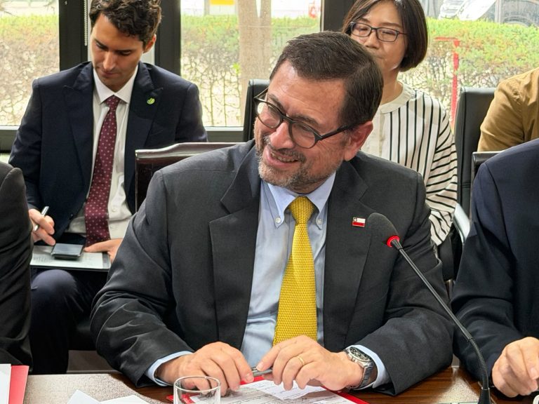 Ministro Pérez Mackenna se reúne en China con empresarios y los invita a invertir y comprar productos chilenos