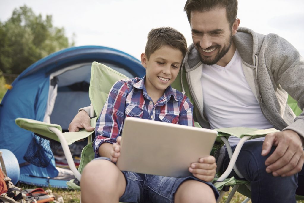 Chilenos no se desconectan en vacaciones: 99% usa internet y redes sociales durante el descanso