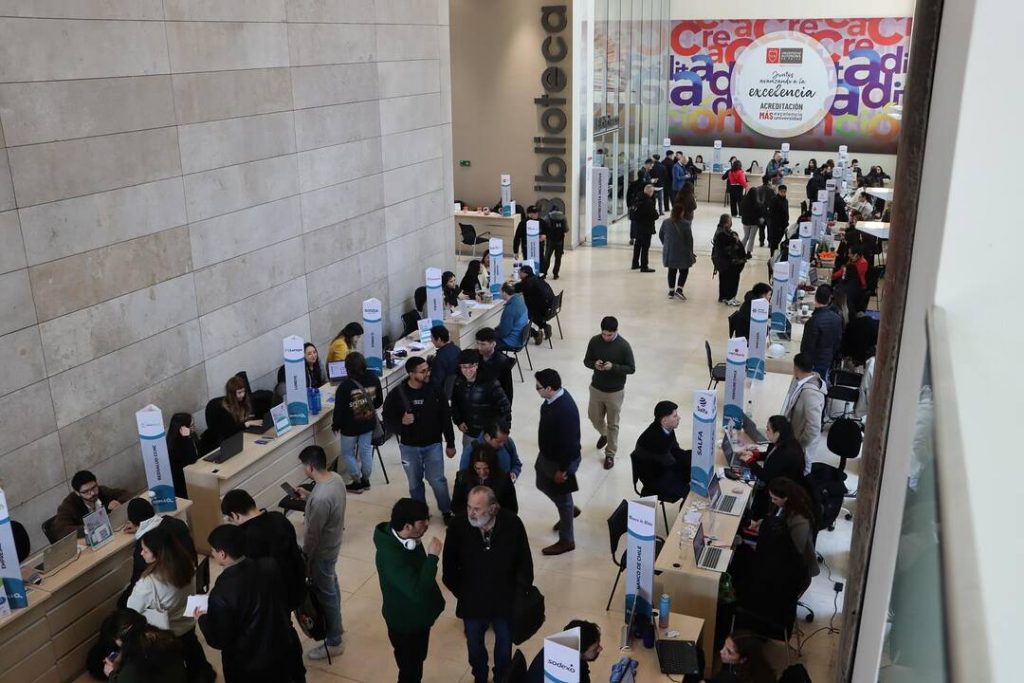 Feria laboral ofrece más de 2.500 empleos con sueldos de hasta $7,3 millones: revisa cómo postular