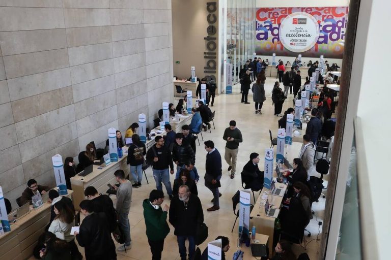Feria laboral ofrece más de 2.500 empleos con sueldos de hasta $7,3 millones: revisa cómo postular