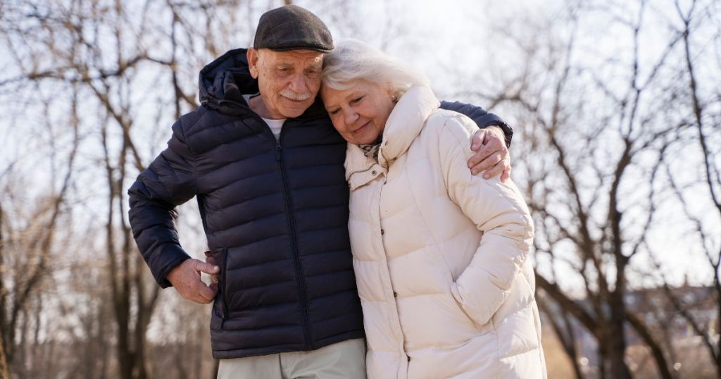 Adultos mayores en alerta por bajas temperaturas: especialista explica cómo protegerse del frío