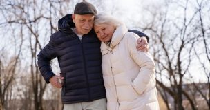 Adultos mayores en alerta por bajas temperaturas: especialista explica cómo protegerse del frío