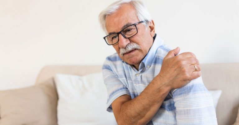 ¿Dolor de hombro durante la noche? La lesión que afecta a uno de cada cuatro mayores de 60 años