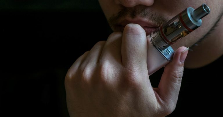 Uno de cada tres adolescentes ha probado cigarrillos electrónicos: experta advierte sus riesgos
