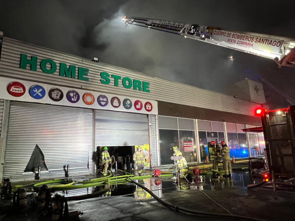 Incendio afectó a varios locales de strip center en Santiago Centro