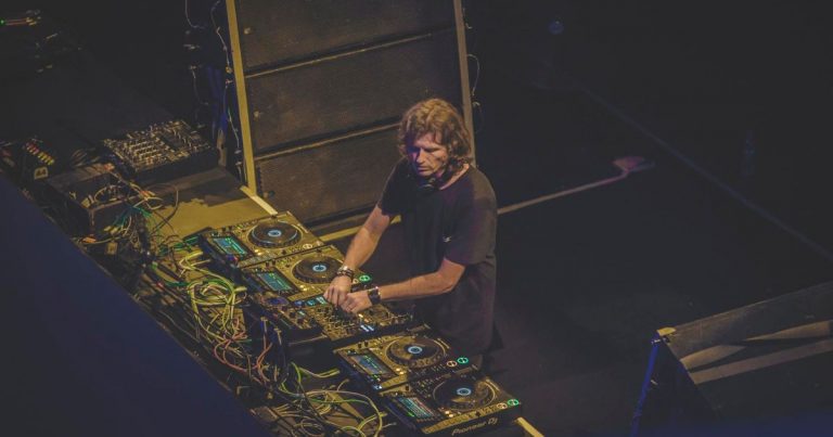 Hernán Cattáneo vuelve a Santiago con innovadora fiesta de día: fecha, lugar y venta de entradas