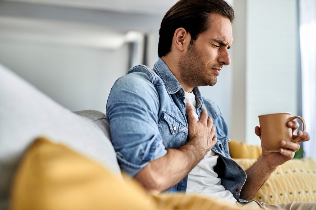 Este es el error que muchas personas cometen durante un infarto y que puede ser fatal, según cardiólogo