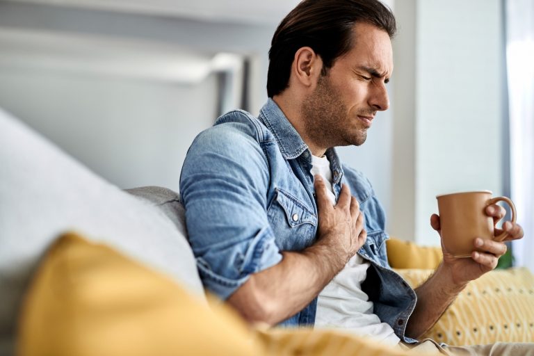 Este es el error que muchas personas cometen durante un infarto y que puede ser fatal, según cardiólogo
