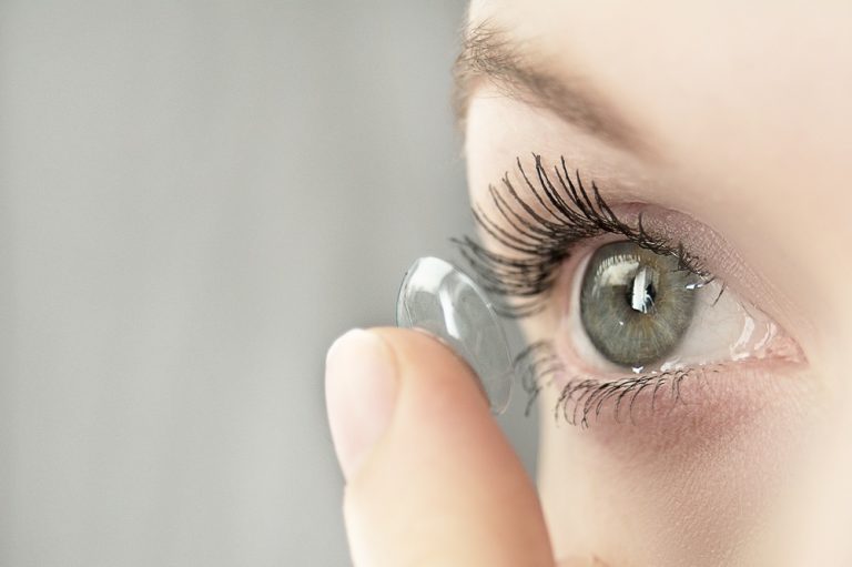 Conoce los 5 errores más comunes al usar lentes de contacto que pueden causar infecciones oculares