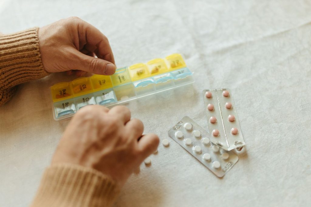 La razón por la que no deberías sacar tus medicamentos de su envase original, según experto
