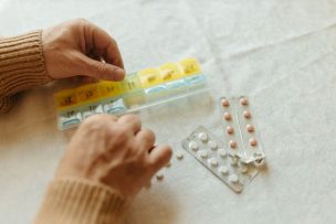 La razón por la que no deberías sacar tus medicamentos de su envase original, según experto