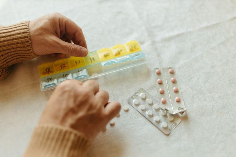 La razón por la que no deberías sacar tus medicamentos de su envase original, según experto