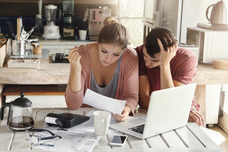 Hombres llegan más a la quiebra y mujeres lideran las renegociaciones de deuda en Chile
