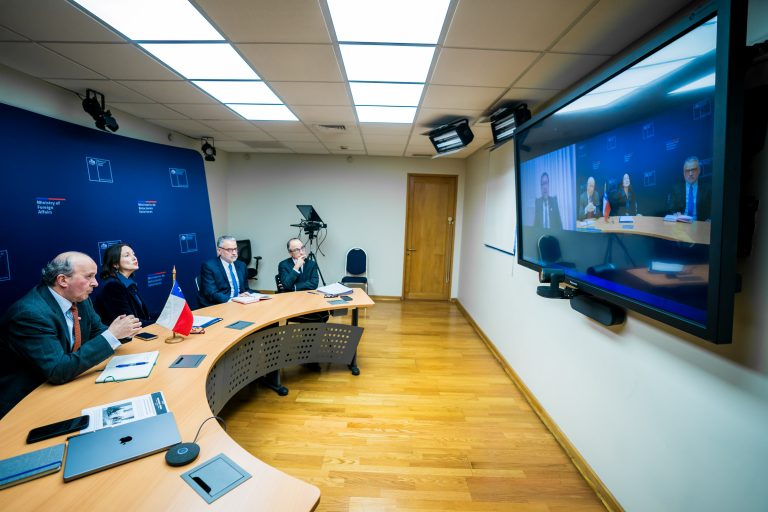 Canciller Pérez Mackenna sostiene reunión de coordinación con subsecretarios