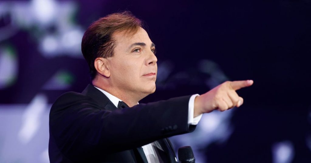 Cristian Castro terminó la enseñanza media a los 51 años y la aparición de Verónica Castro sorprendió a sus fans