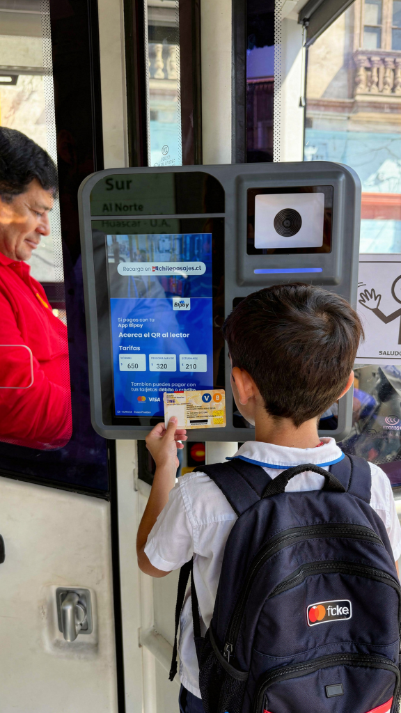 TNE cambia desde septiembre: estudiantes de básica deberán validar su tarjeta al subir a microbuses