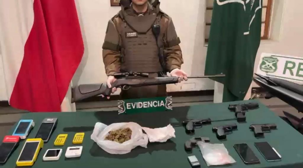 Carabineros desarticula punto de microtráfico en Santiago: hallaron drogas, armas y máquinas de pago