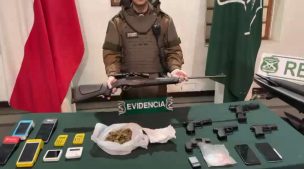 Carabineros desarticula punto de microtráfico en Santiago: hallaron drogas, armas y máquinas de pago