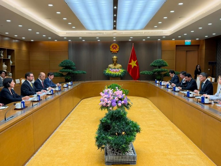 Canciller Pérez Mackenna se reúne con primer ministro de Vietnam y acuerdan profundizar vínculos