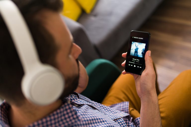 La música no para en la oficina: estos son los artistas y canciones más escuchados durante la jornada laboral