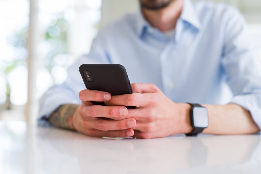 ¿Recibiste un SMS con un cobro o enlace? Así funciona el smishing, la estafa que preocupa en Chile