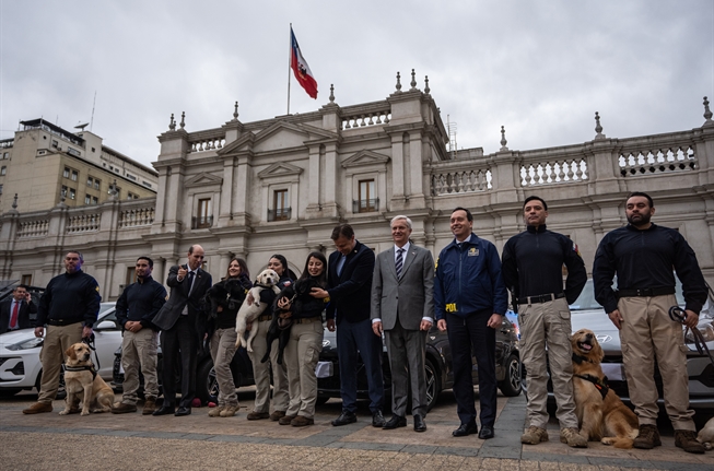 Presidente Kast entrega 26 nuevos vehículos a la PDI para combatir el crimen organizado