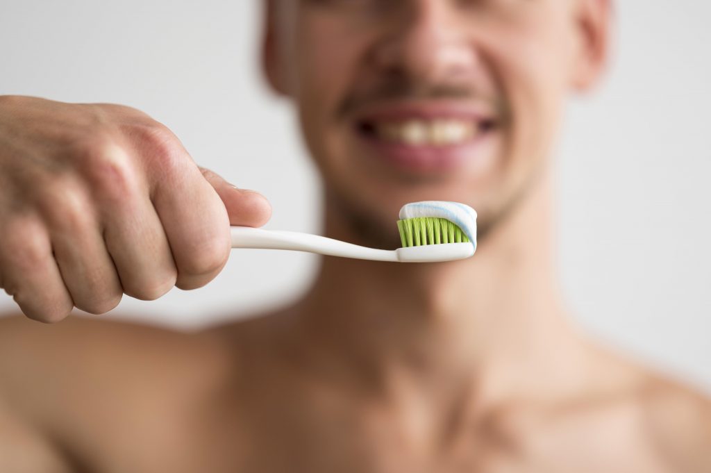 ¿Mojas el cepillo antes de usarlo? Los hábitos que pueden marcar la diferencia en tu salud bucal