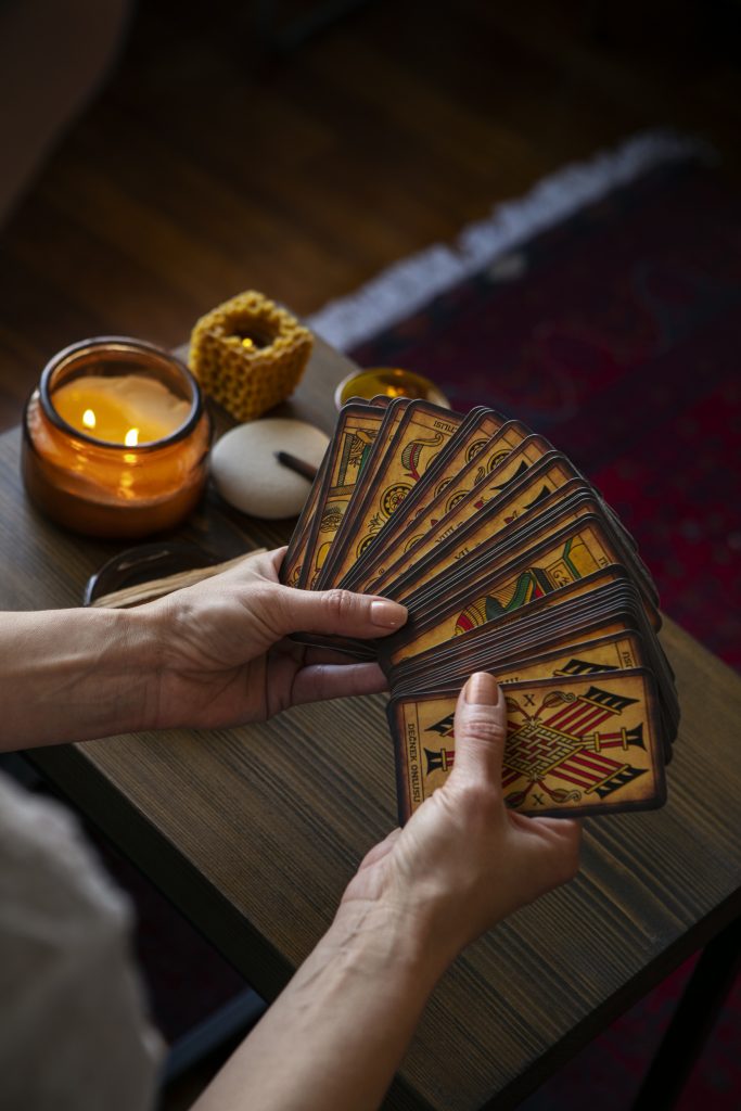 “¿Qué siente por mí?” Las preguntas sobre el amor que más se repiten en las consultas de tarot en Chile